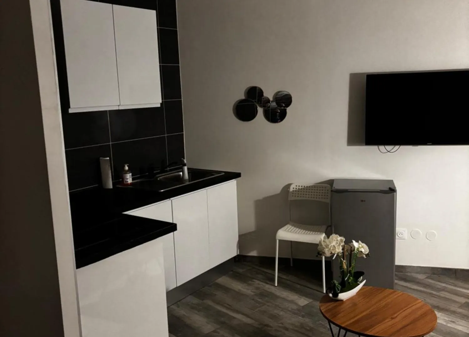 Studio Confortable Givors 0*,  France